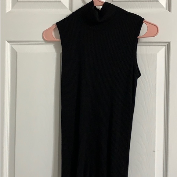 black sleeveless top - Picture 1 of 1